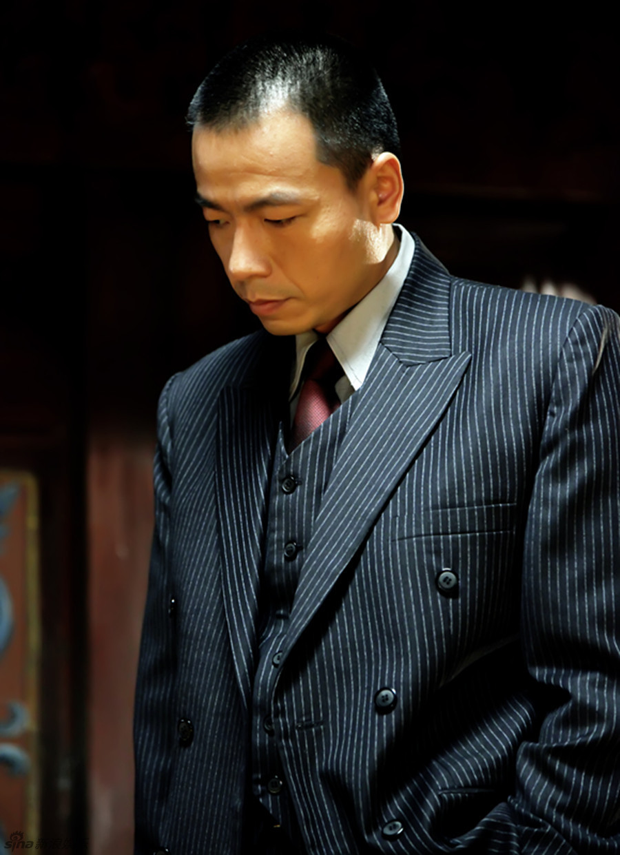 主演王挺,王伟光,刘言语剧中饰演上海滩龙帮三兄弟,三人西装笔挺上身