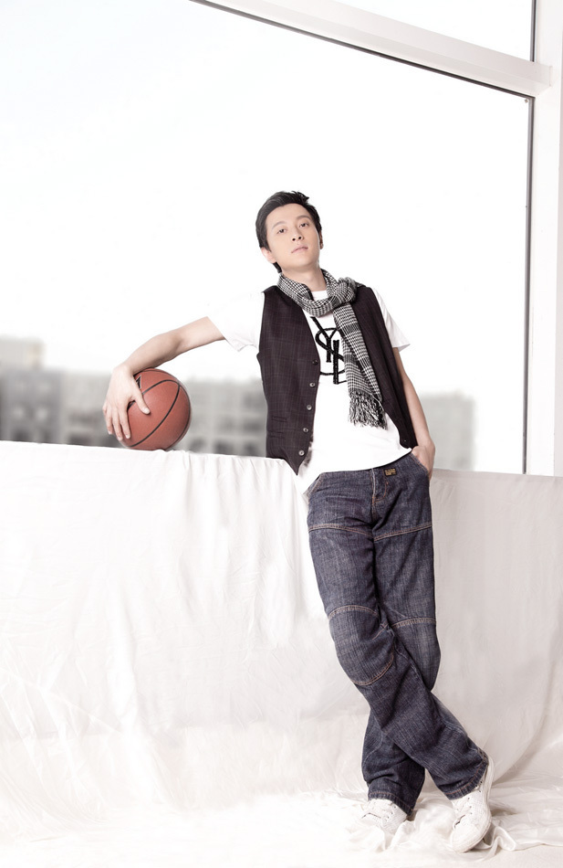 新浪娱乐讯 近日,演员夏凡曝光一组清新帅气写真.