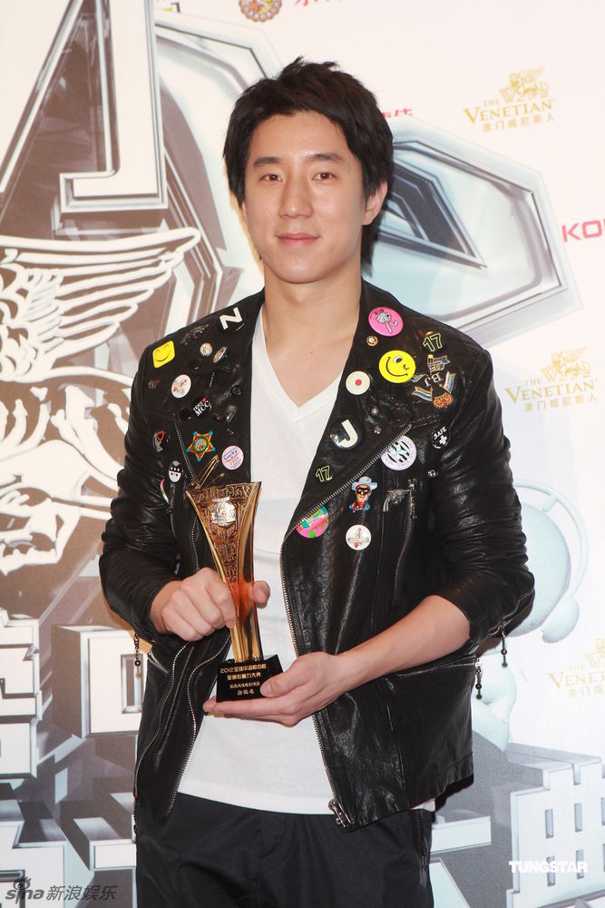 组图:众星亮相华语榜中榜颁奖礼 齐聚后台秀奖杯_高清图集_新浪网