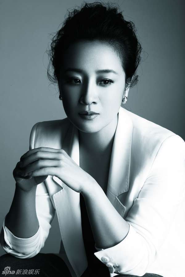 新浪娱乐讯 实力派女演员陈小艺日前发布了一组全新写真大片,一贯给人