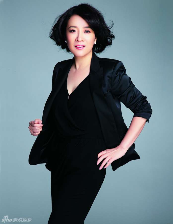 新浪娱乐讯 实力派女演员陈小艺日前发布了一组全新写真大片,一贯给人