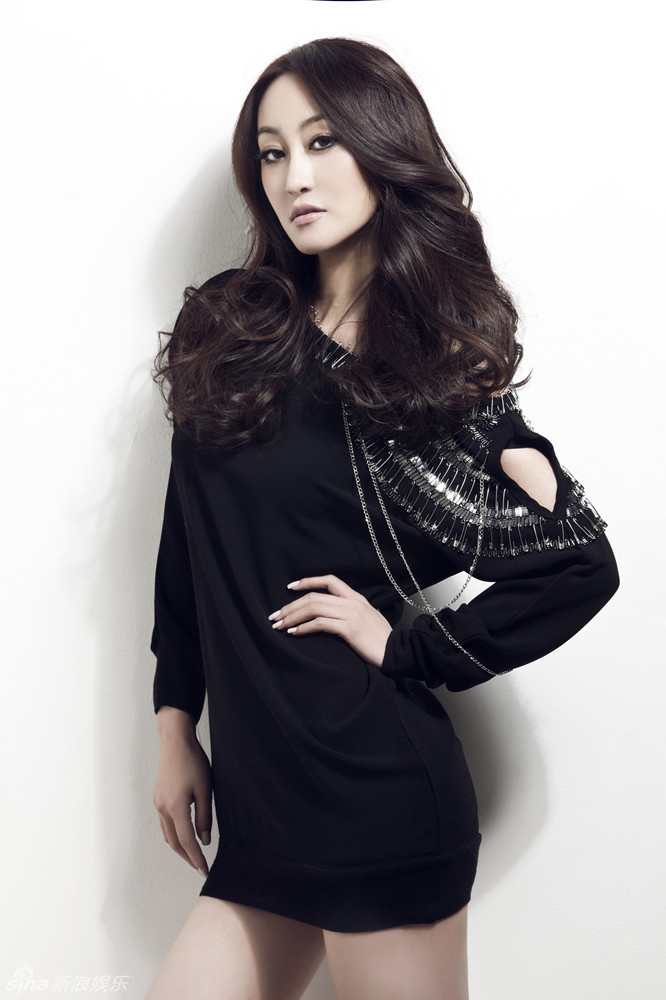 王冰洋礼服半露香肩演绎性感