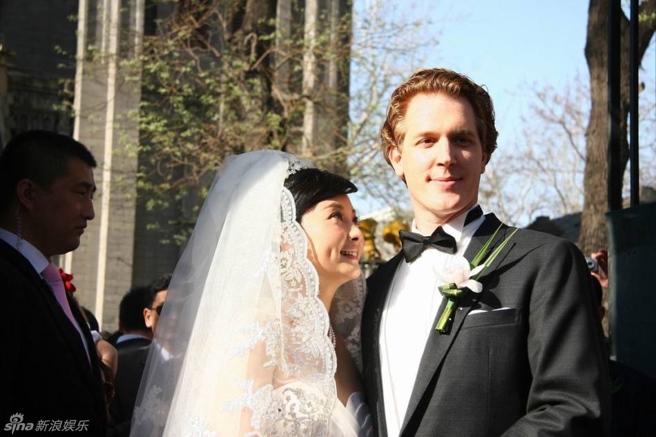 袁莉幸福温馨婚礼与老公甜蜜拥吻(图)