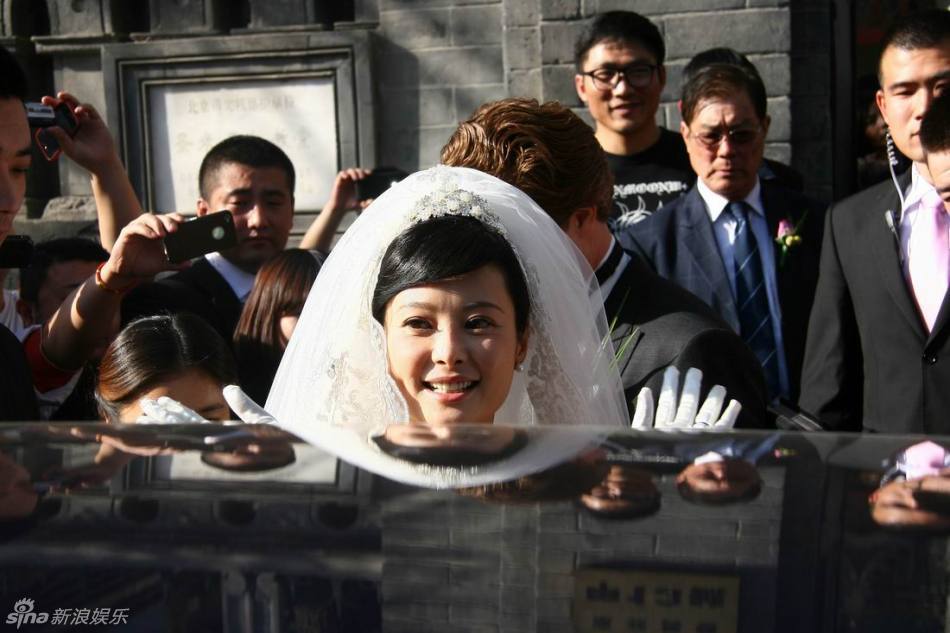 袁莉与外籍老公北京举行婚礼 夫妻激动难掩笑容