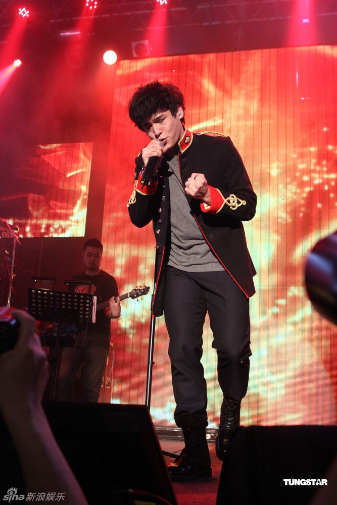 倪安东英式军礼服献唱