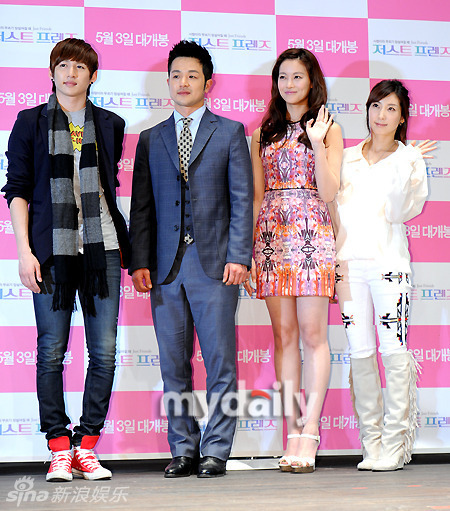 新浪娱乐讯 17日下午,韩片《just friends》在首尔举行首映,李英勋