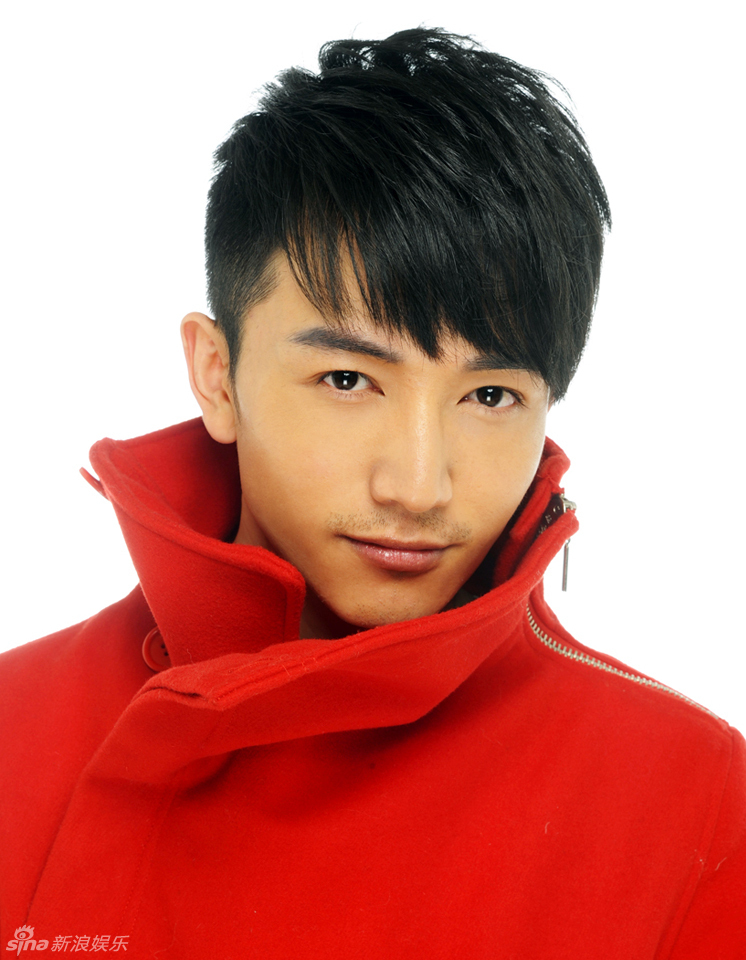 许诺亮眼红装写真显时尚儒雅