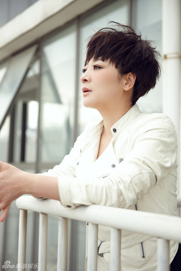 陈小艺短发写真显别样魅力