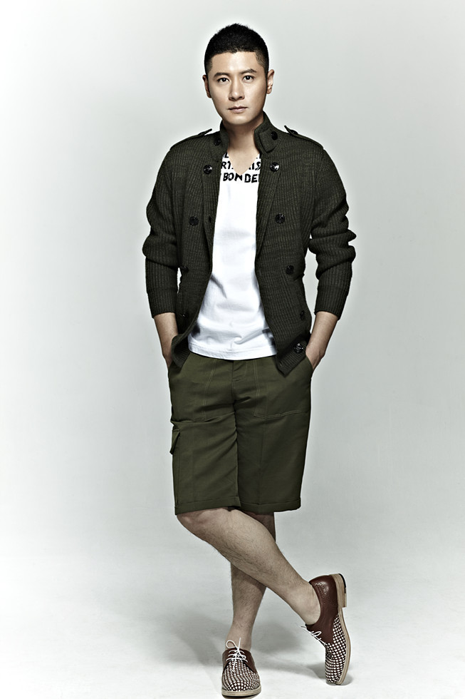 新浪娱乐讯 任重曝光一组最新军旅风写真,修身毛衣搭配军风短裤,造型