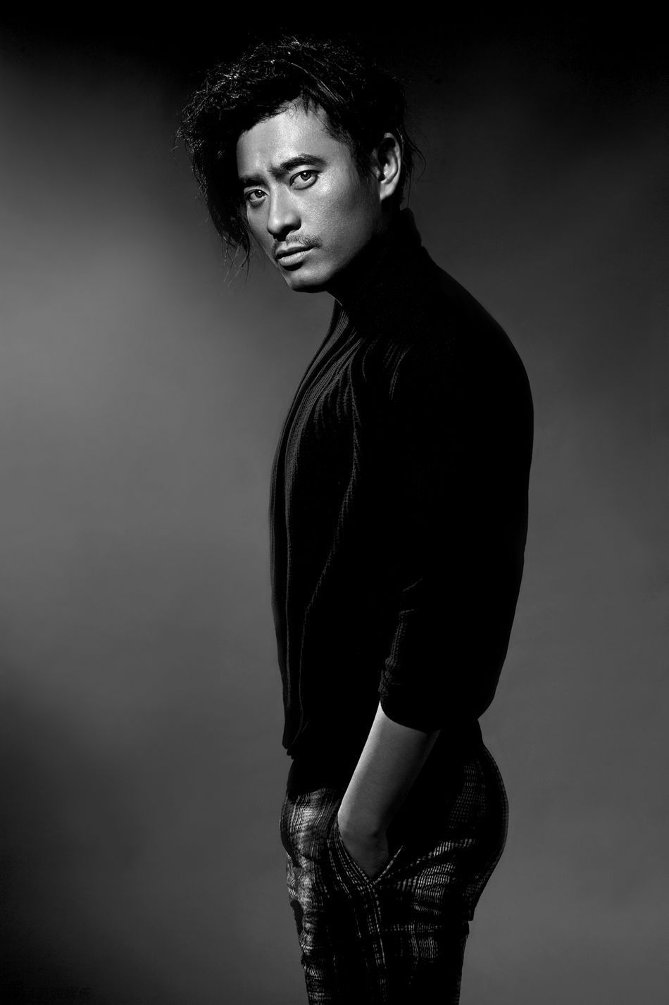 25 06:50:14 1 / 6 新浪娱乐讯 日前,实力演员陈龙曝光了一组全新复古