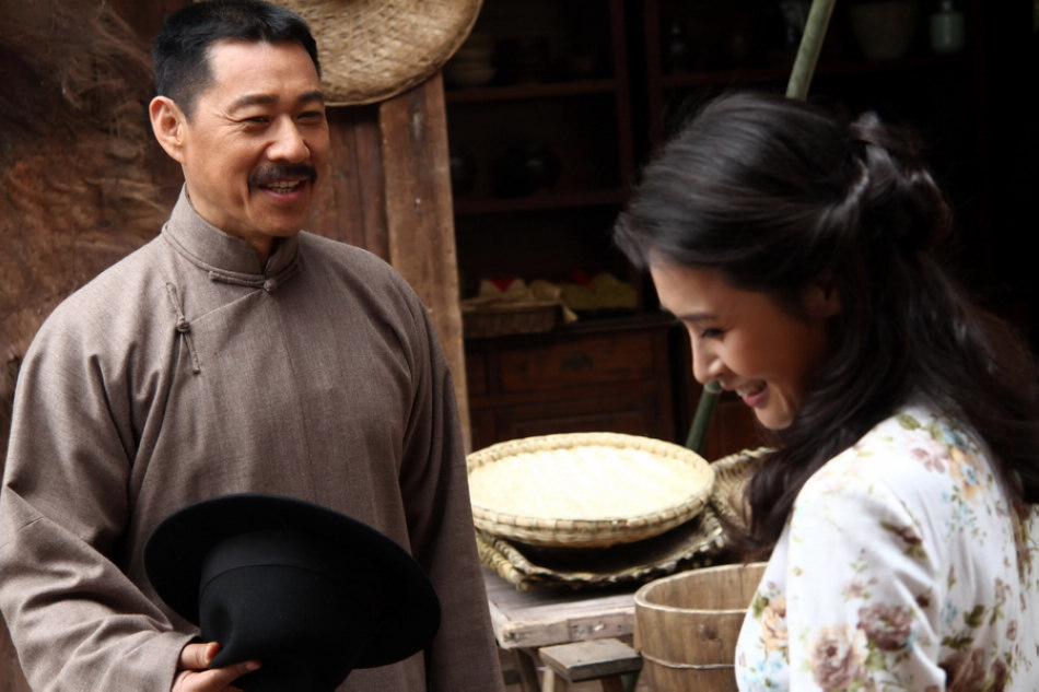 组图:《雾都》热播 张丰毅叶静争抢于明加_高清图集_新浪网