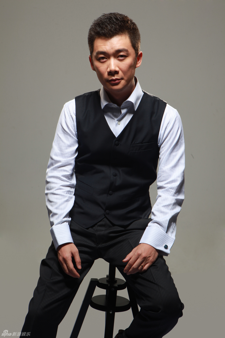 新浪娱乐讯 青年演员曹征随着新剧《独刺》的热播推出了一组全新写真