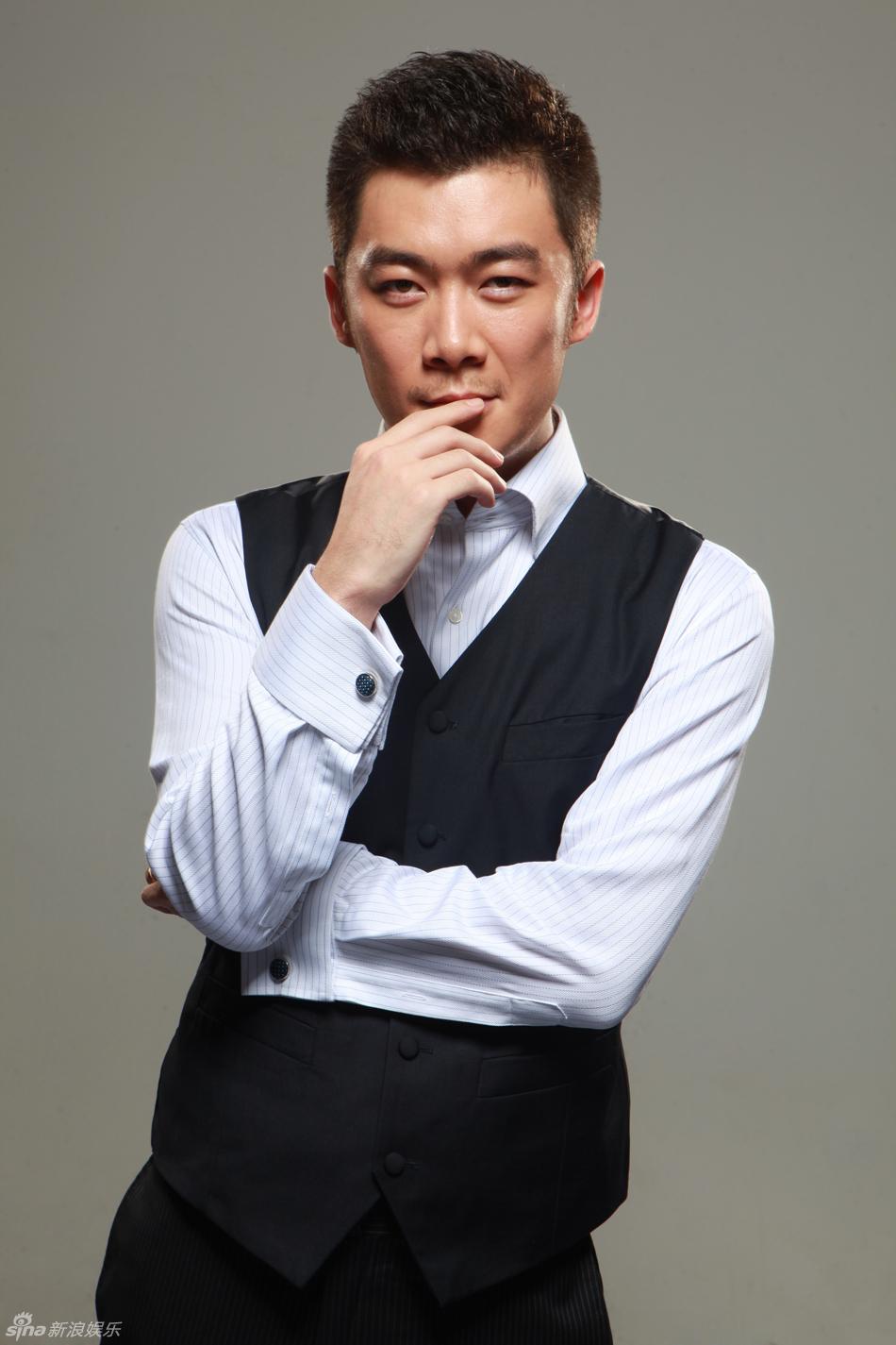 新浪娱乐讯 青年演员曹征随着新剧《独刺》的热播推出了一组全新写真