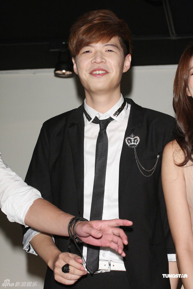 组图: 赖琳恩为独立乐团八三夭站台 大秀事业线_高清图集_新浪网