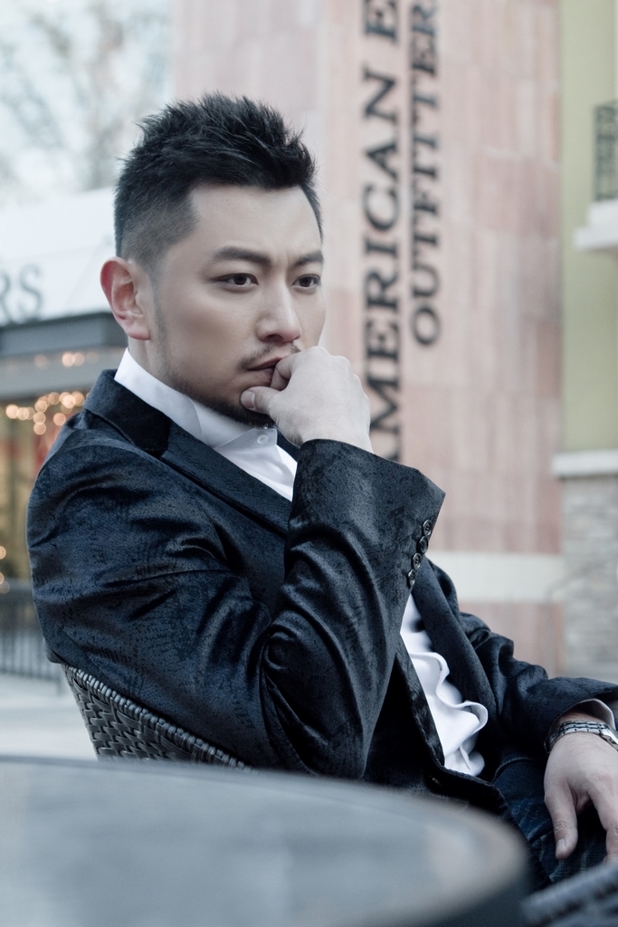 张洪睿新写真走绅士路线(图)