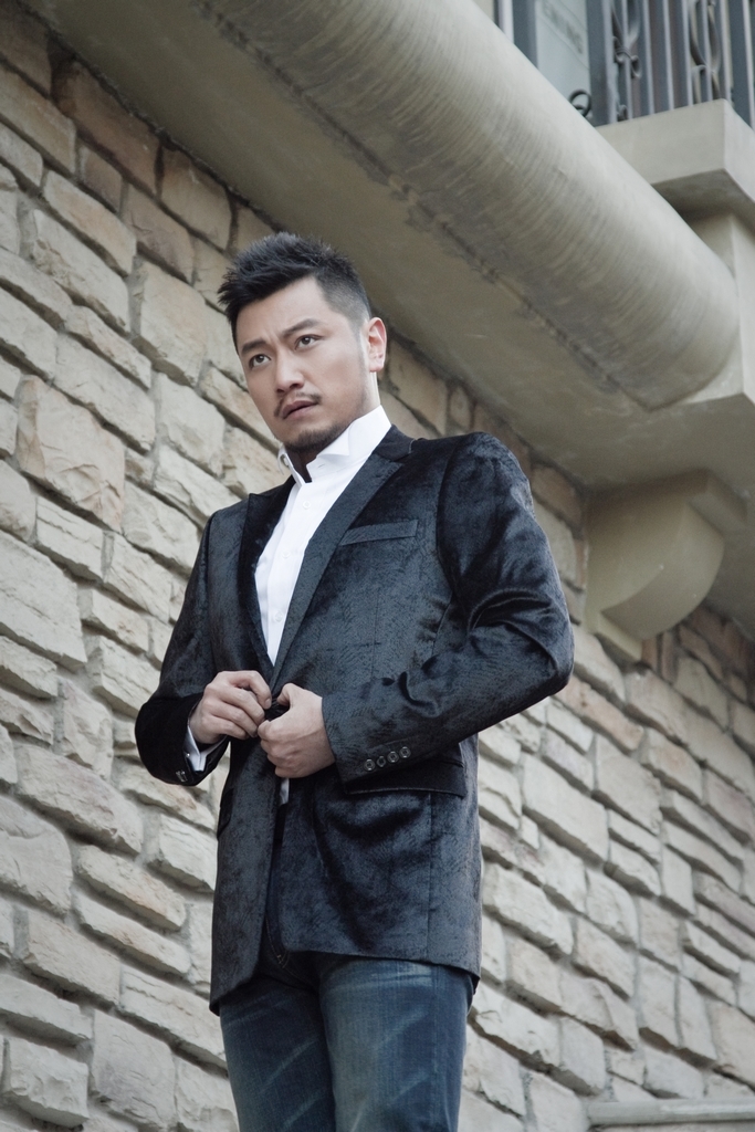 张洪睿新写真走绅士路线(图)