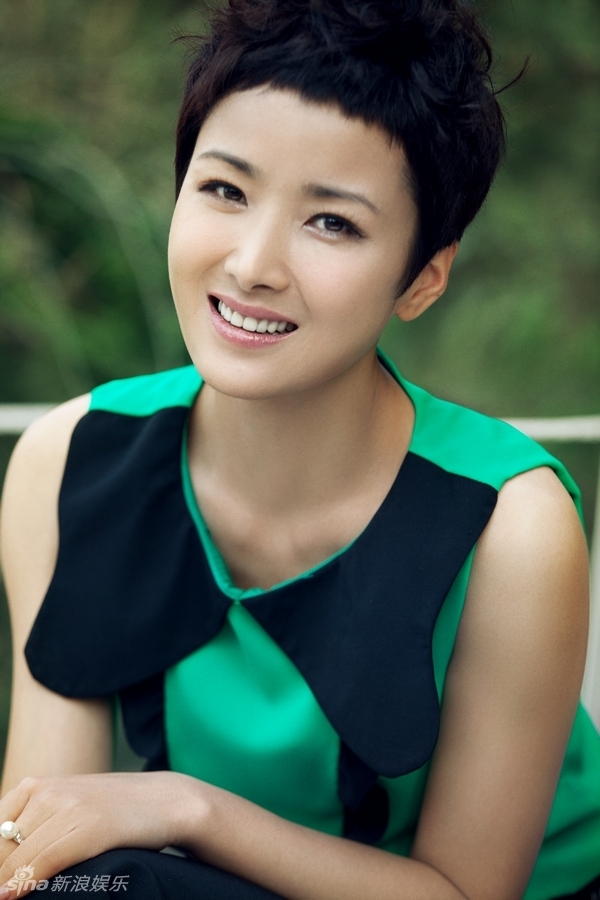 组图:拉丁舞后黄曼户外写真 个性短发帅气出镜_高清图集_新浪网