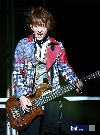 【2012.05.07】【音乐】日本男团彩虹乐队出演《世界巡演之首尔站》