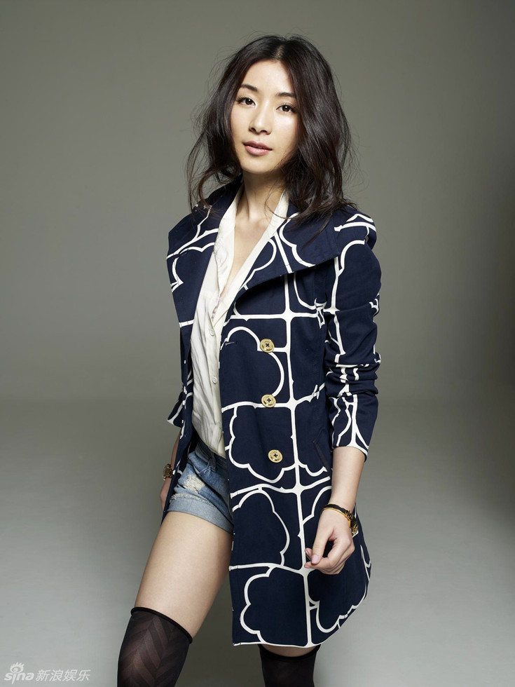 新浪娱乐讯 近日,人气女星刘庭羽曝光了一组最新风衣写真,牛仔短裤