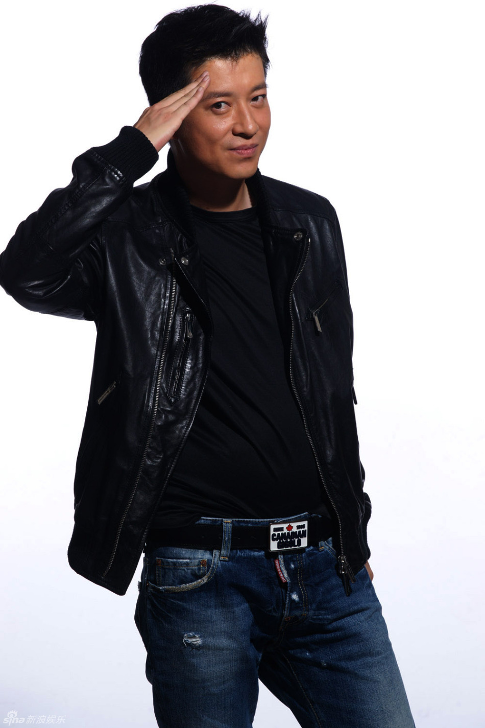 张衣全新写真彰显男性魅力