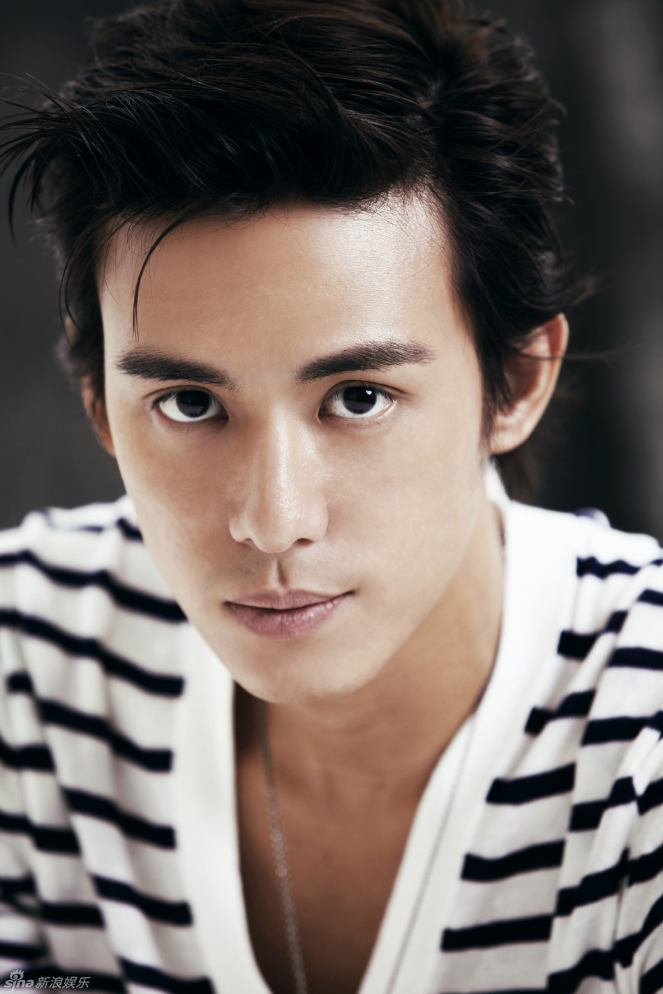 新浪娱乐讯 陈楚河最新写真在5月9日生日当天曝光,古老怀旧的光影间