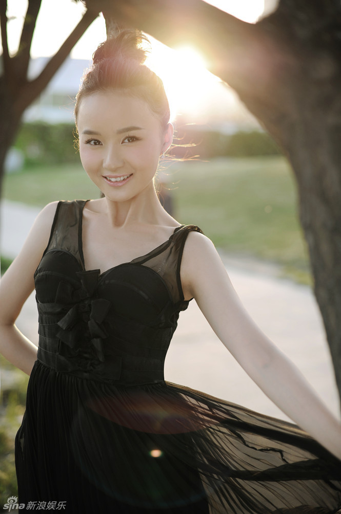 组图:葛晓凤黑天鹅梦幻写真 气质清灵明艳动人_高清图集_新浪网