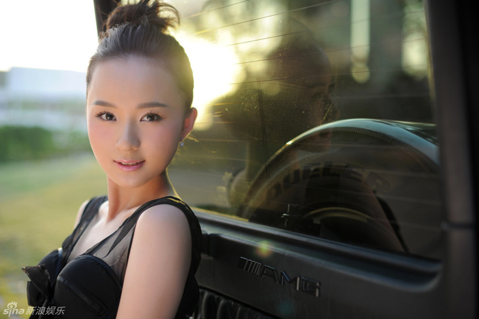 组图:葛晓凤黑天鹅梦幻写真 气质清灵明艳动人