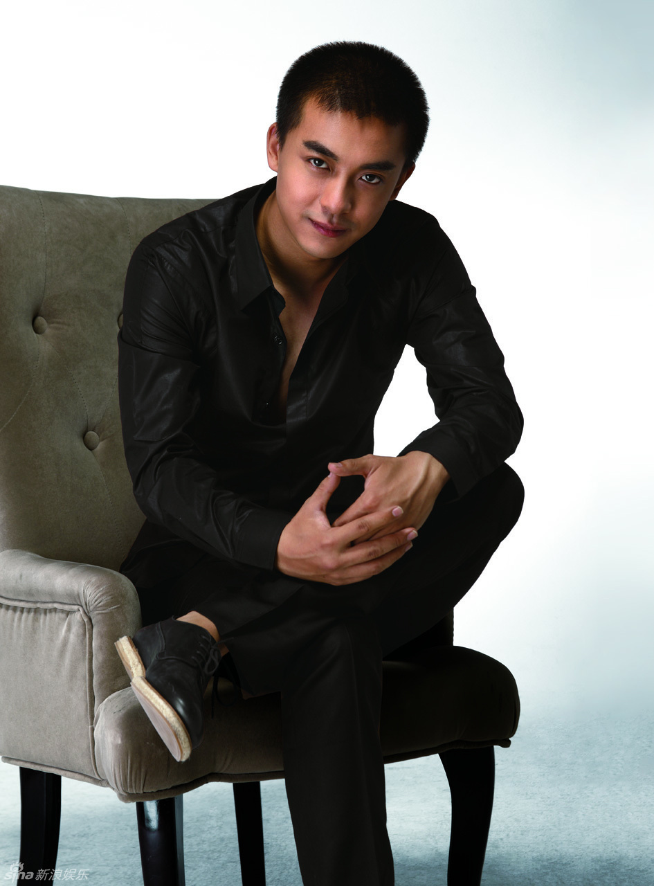 李佳航登《魅力先生》杂志潇洒耍酷