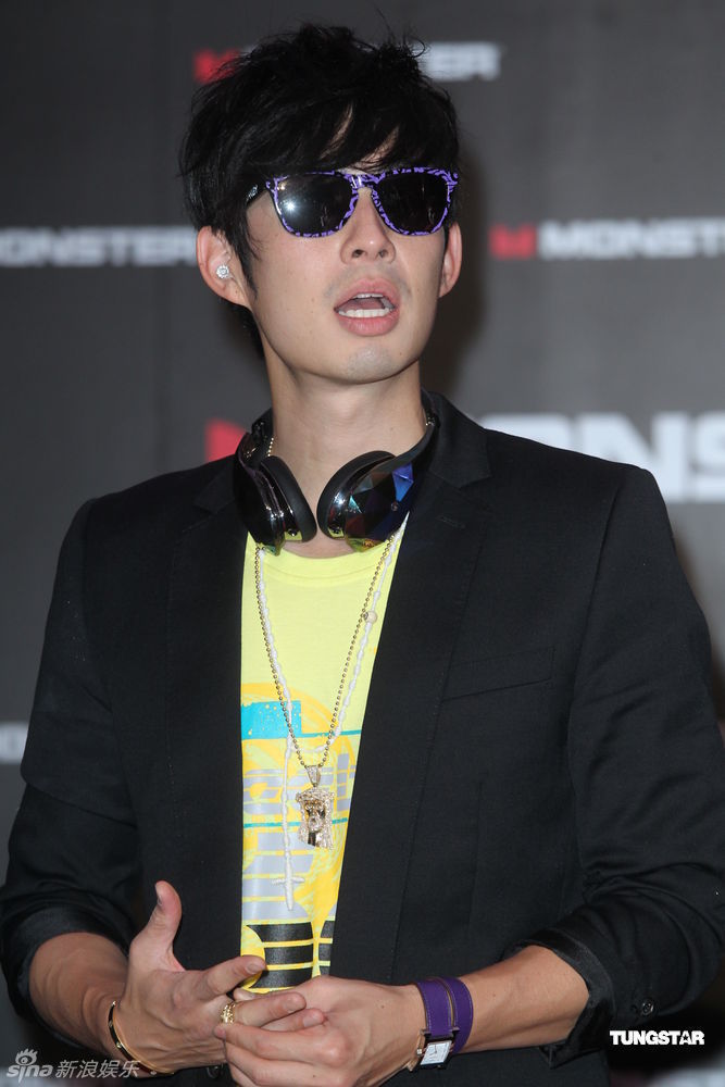 组图:吴建豪戴黑钻耳机压轴走秀 空运礼物表孝心_高清图集_新浪网