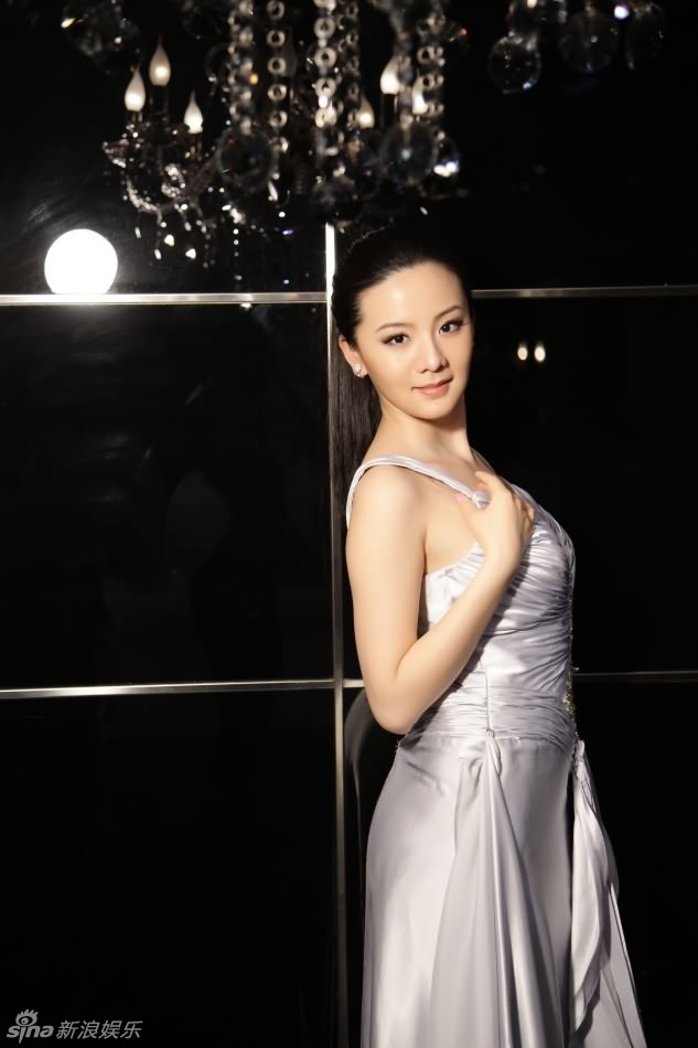 王馨可晚礼装显雍容华贵