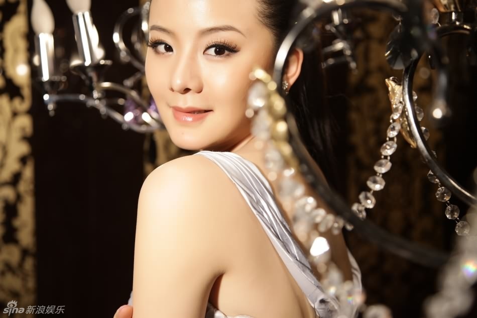 新浪娱乐讯 日前,大唐辉煌实力青年演员王馨可拍了一组晚礼服写真