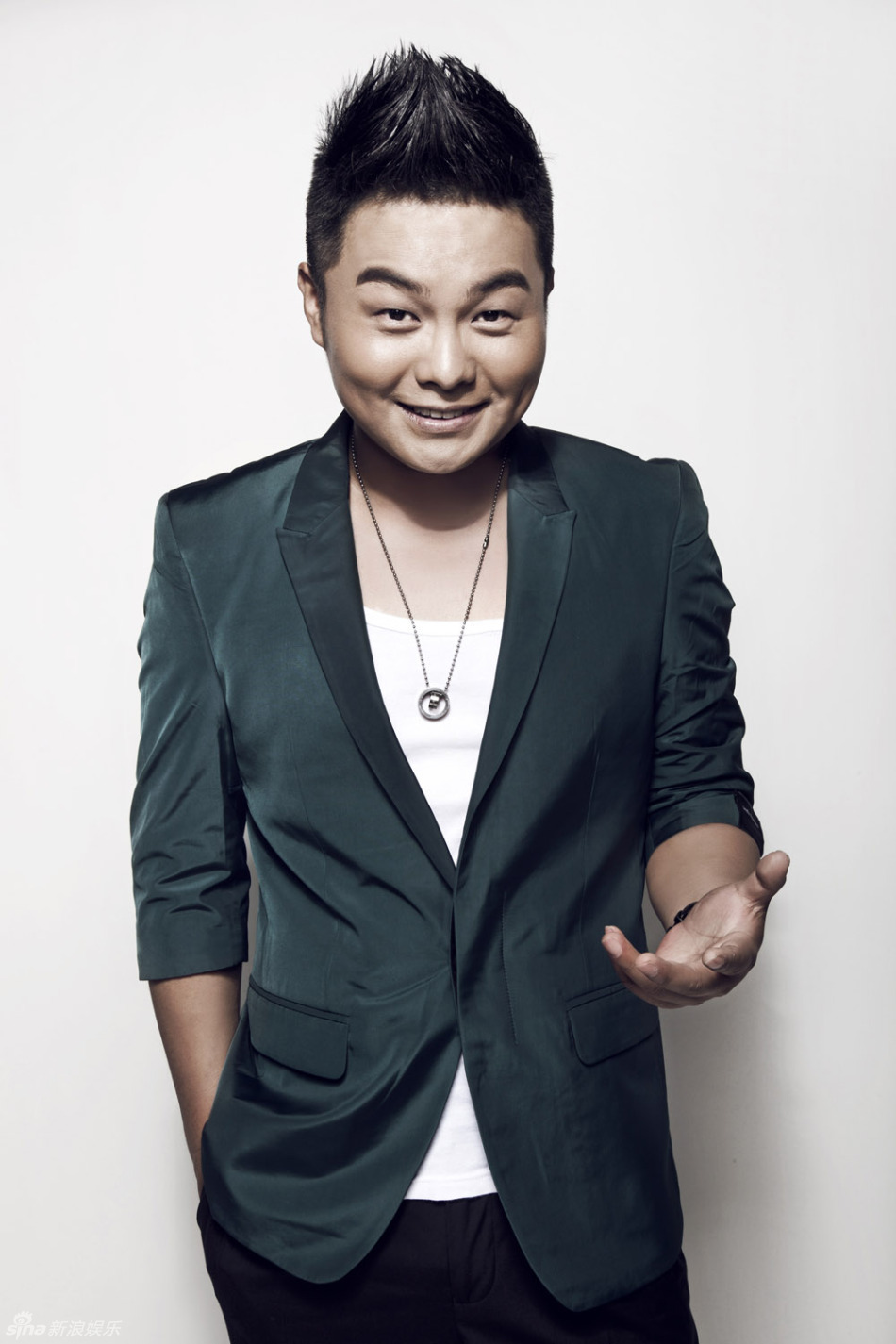 张羽阳光型男写真