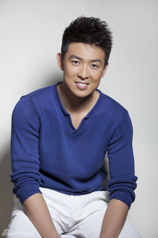 型男雷雷全新写真气质忧郁