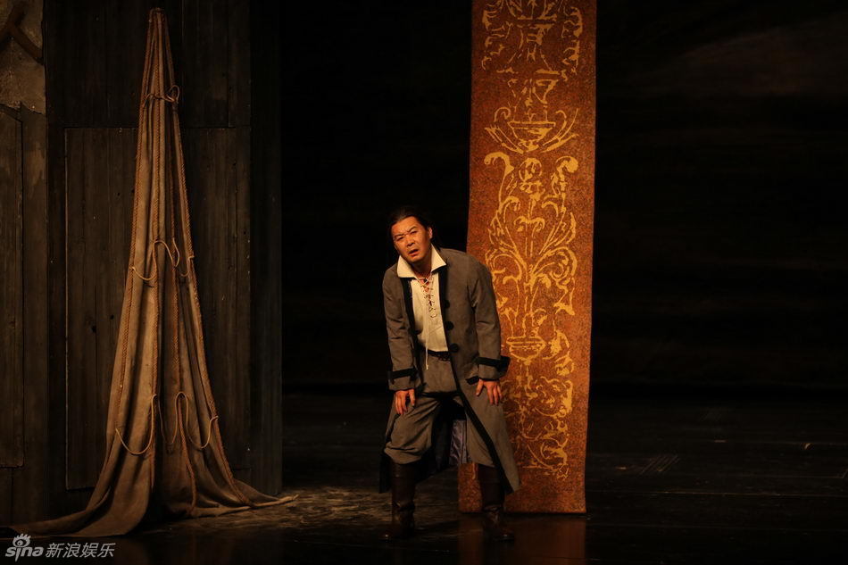 新浪娱乐讯 改编自雨果同名小说的话剧《笑面人》将于5月23日在京首演