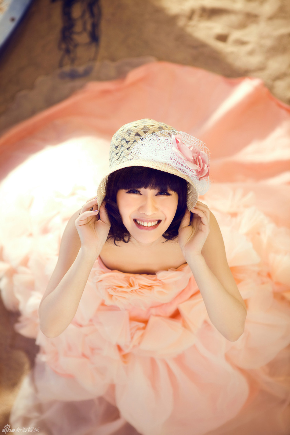 新浪娱乐讯 近日,蒋林珊一组夏日写真曝光,片中的她大展甜美笑容,令人