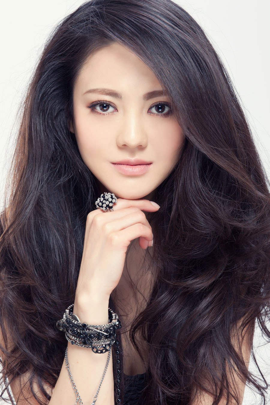 新浪娱乐讯 演员樊蕊拍摄了一组写真,黑色小礼服造型精致,气质温婉