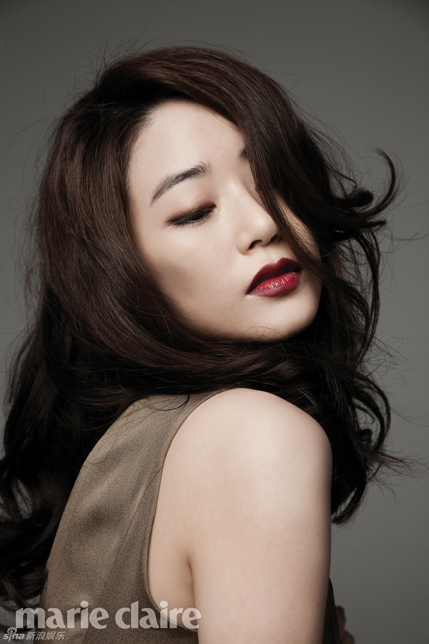 韩片《钱的味道》导演林常树与主角金孝珍携手为某时尚杂志拍摄写真