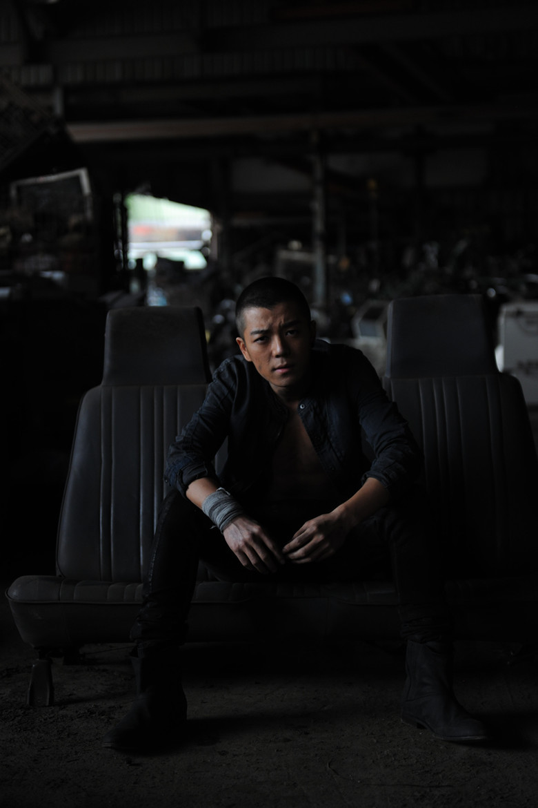 王栎鑫近日曝光了一组极具视觉震撼力的宣传照,整组照片的风格以灰黑