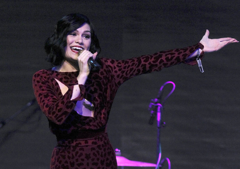 新浪娱乐讯 日前,由美国艾滋病研究基金举办的晚宴内场,歌手杰西-j一