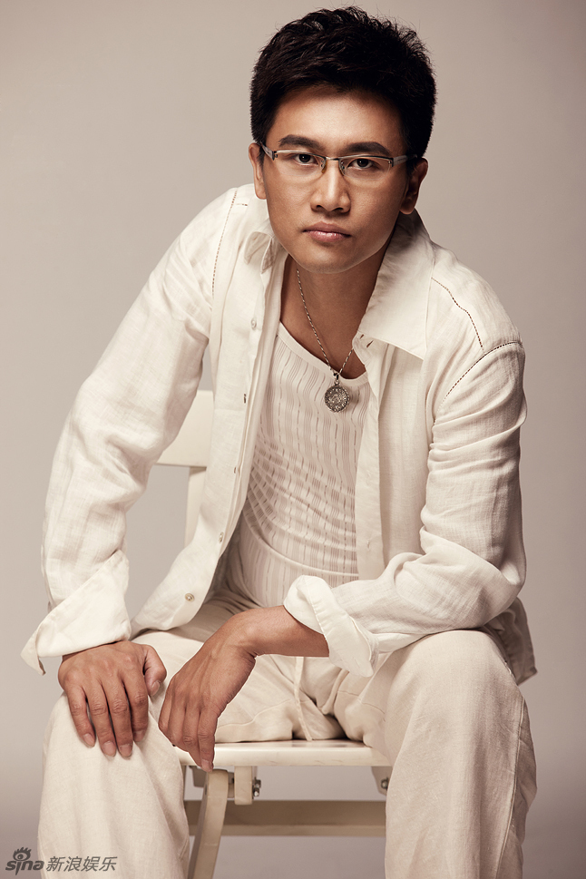 宋柳纯白写真尽显轻熟儒雅魅力(图)