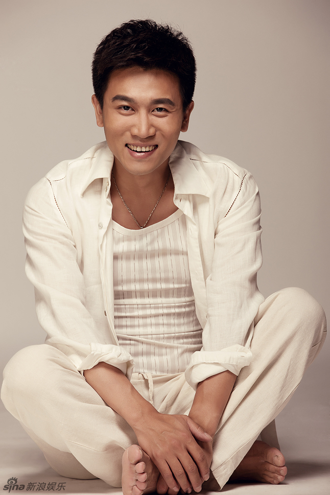 宋柳纯白写真尽显轻熟儒雅魅力(图)