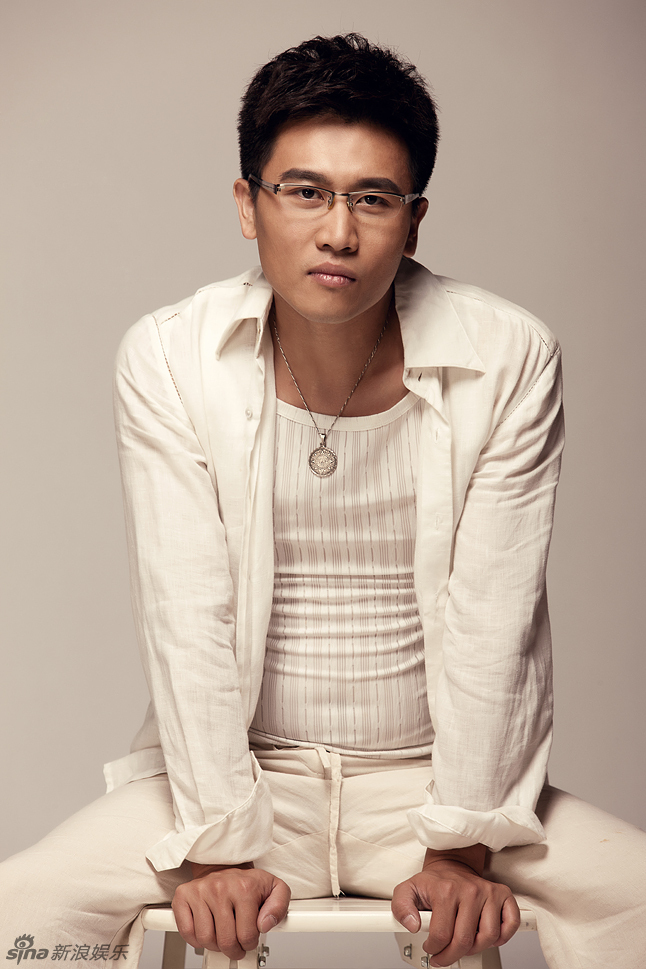 宋柳纯白写真尽显轻熟儒雅魅力(图)