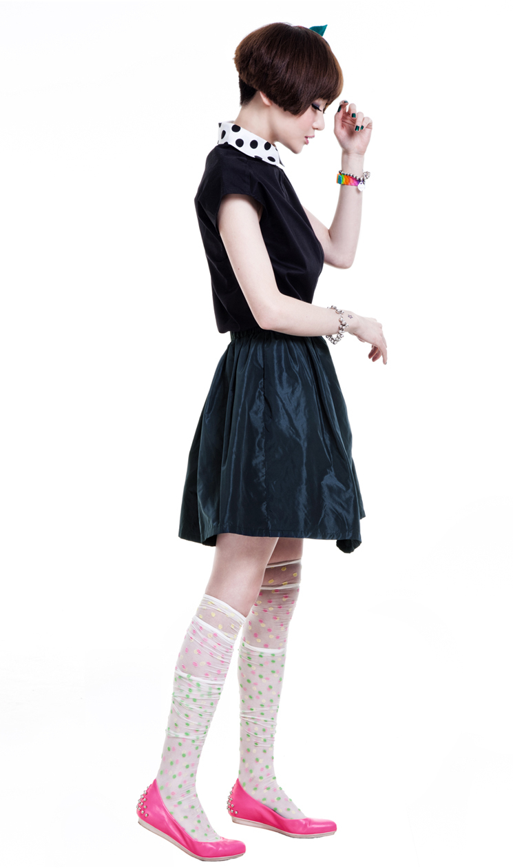 组图:夕又米街拍秀波点翻领衬衫