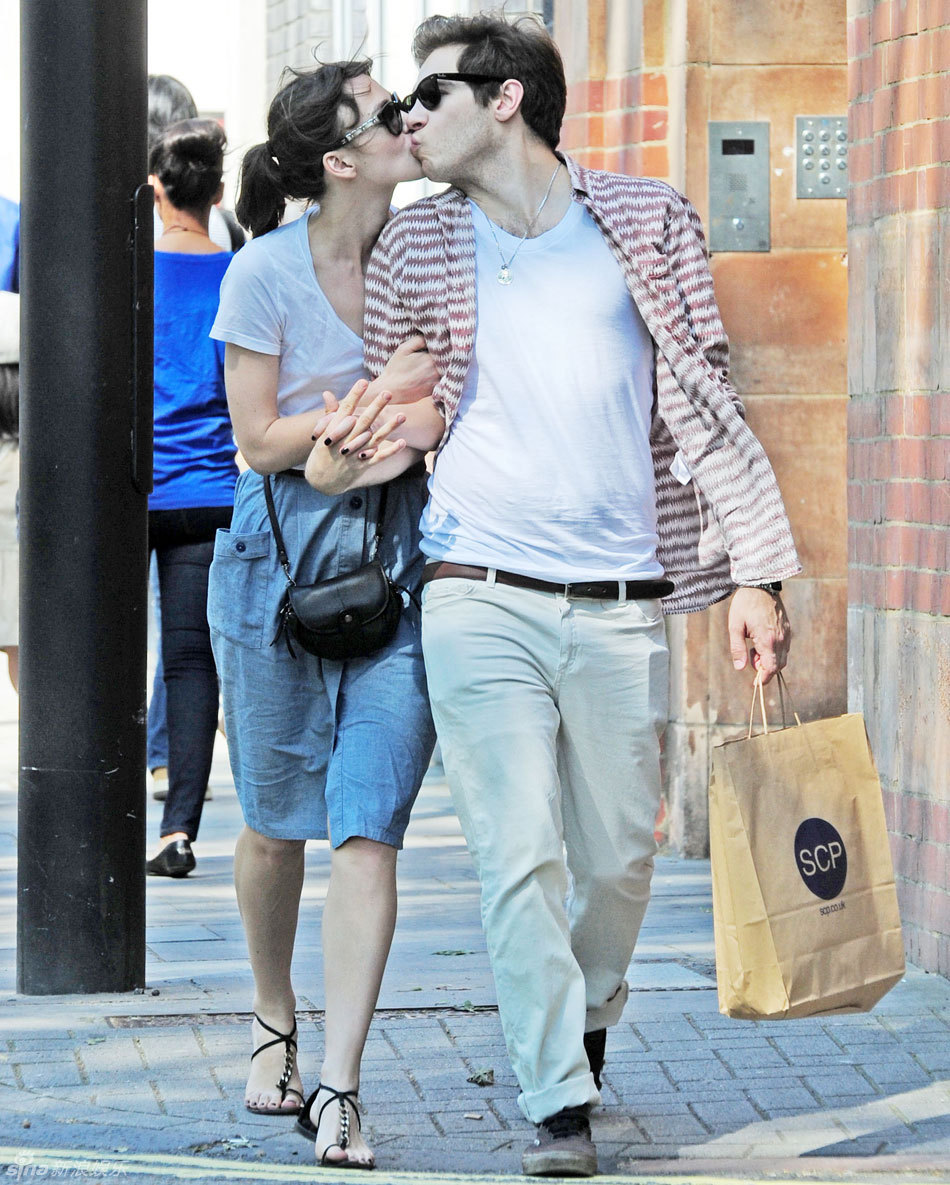 凯拉·奈特利和未婚夫街头热吻(图)