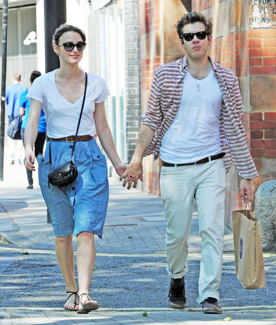 凯拉·奈特利和未婚夫街头热吻(图)