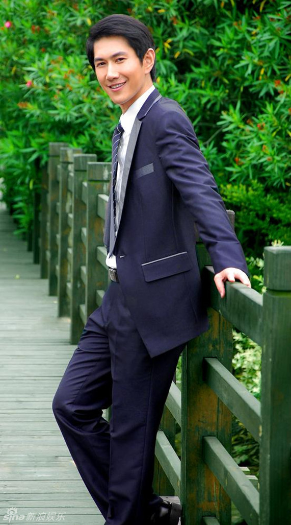 何明翰雅致写真彰显男人高贵风范