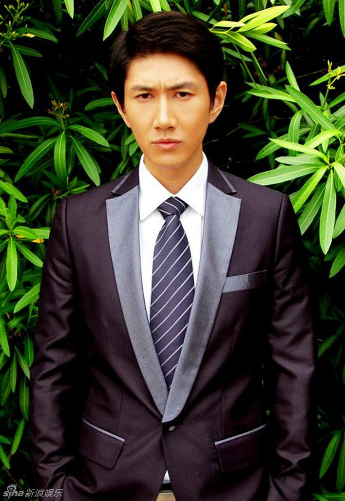 组图:何明翰雅致写真彰显男人高贵风范_高清图集_新浪网