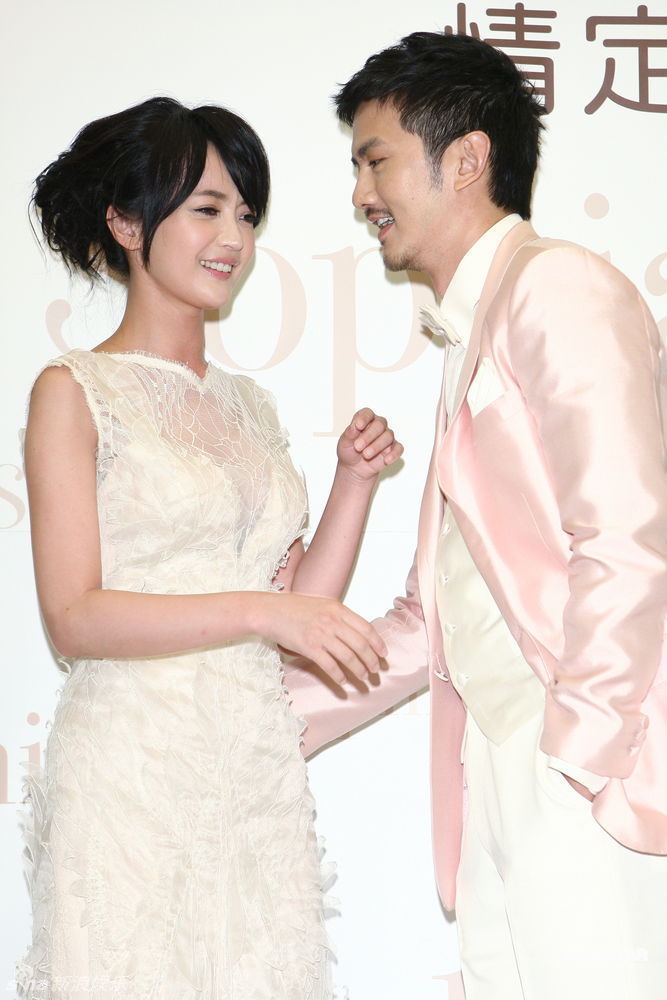 新浪娱乐讯 戴君竹与黄怀晨近日获著名品牌量身打造专属奢华唯美婚纱