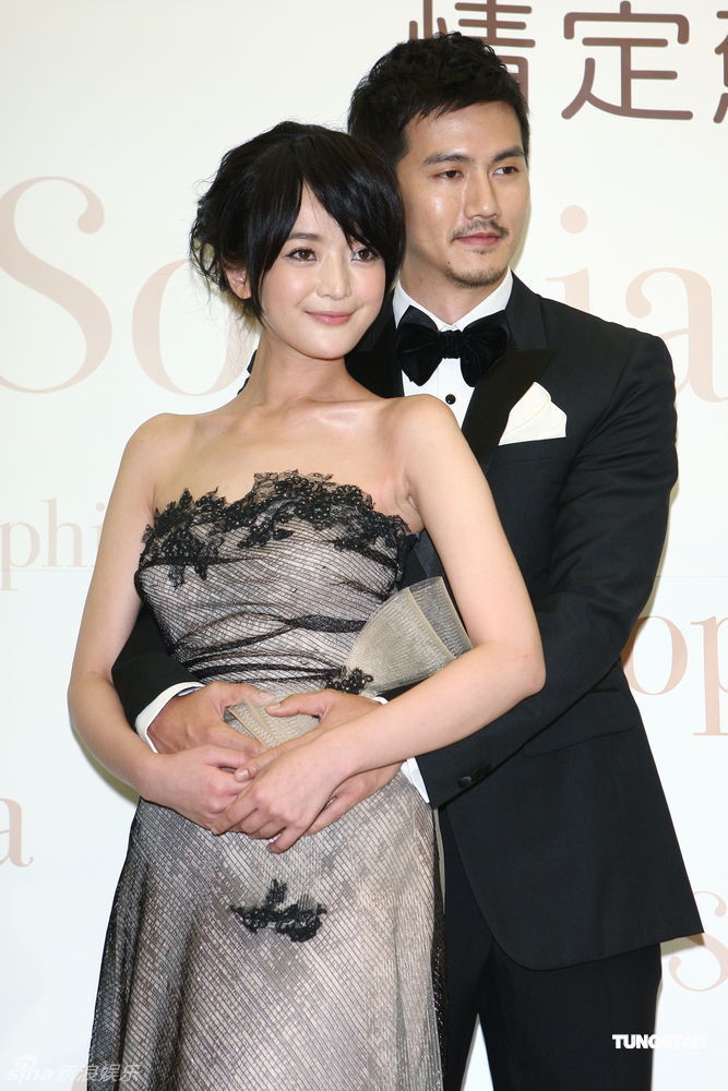 新浪娱乐讯 戴君竹与黄怀晨近日获著名品牌量身打造专属奢华唯美婚纱