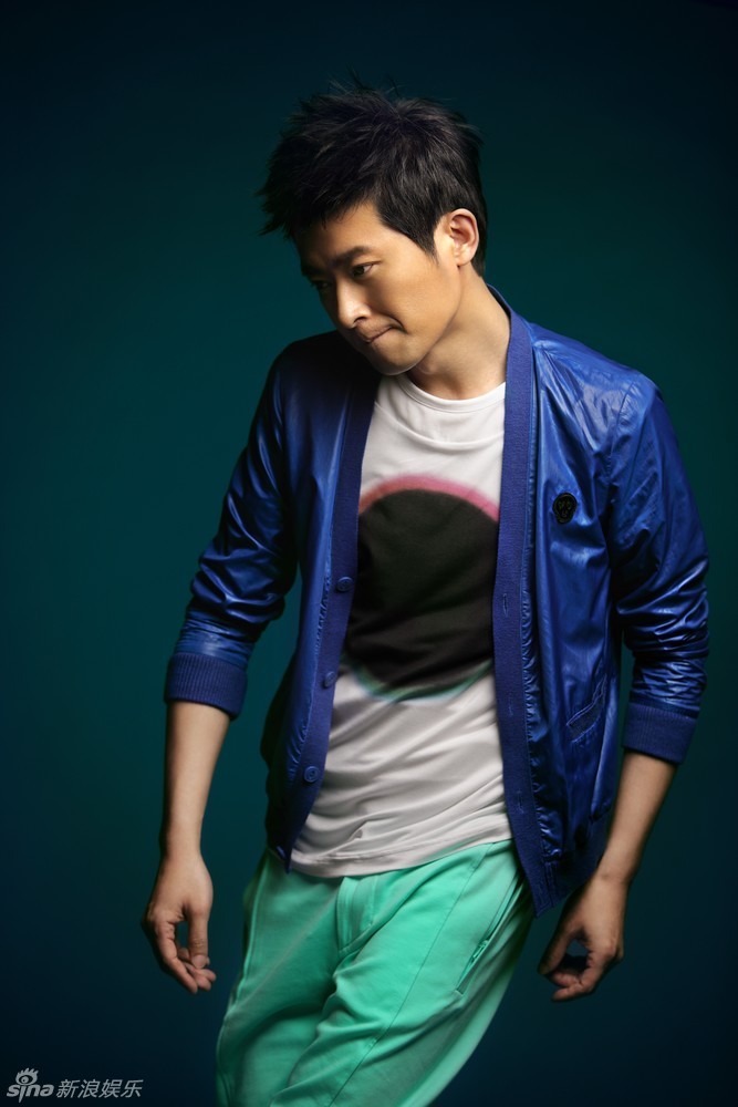 组图:任泉糖果色大片青春明丽活泼动人